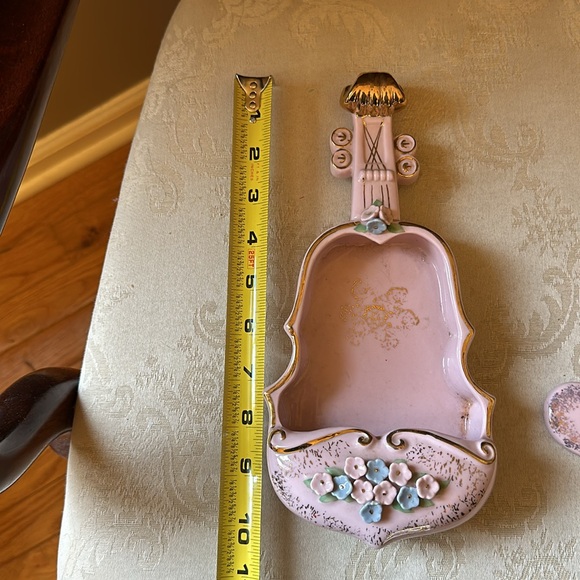 Vintage hand painted porcelain Artmark violin wall pocket w/musical notes, 1950s - Picture 11 of 15